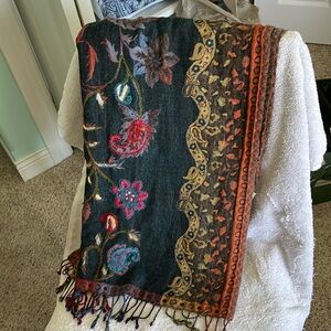 Beautiful wool blend shawl like new. Made in India